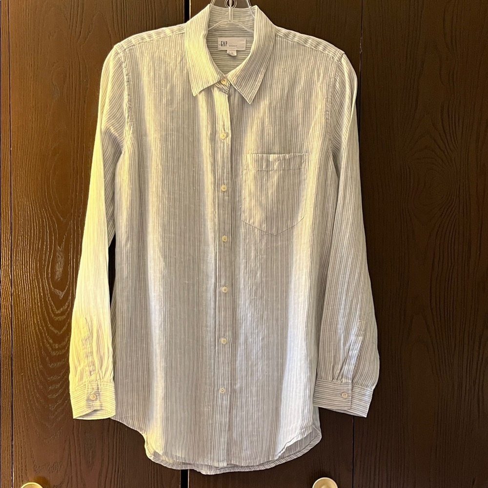 Gap boyfriend fit 100% linen white and sage green blouse. Size XS